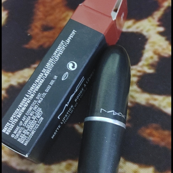 MAC matte lipstick in 602 Chili - Picture 2 of 7